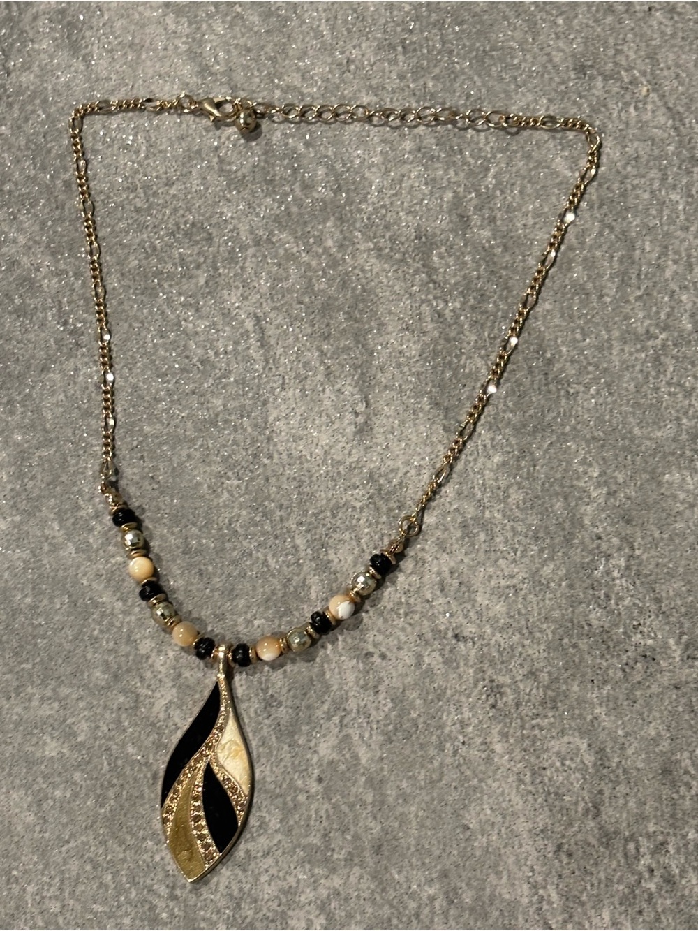Vintage Gold-Tone Leaf Pendant Necklace Black Cream MOP Mother of Pearl Beads